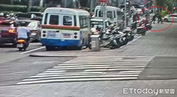 ▲大同警方當街逮捕兩名通緝犯，並在機車置物箱起出毒品海洛因。（圖／記者張君豪翻攝）