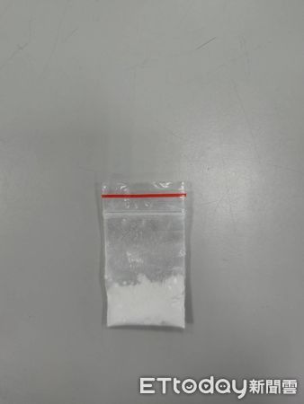 ▲大同警方當街逮捕兩名通緝犯，並在機車置物箱起出毒品海洛因。（圖／記者張君豪翻攝）