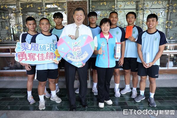 ▲▼身為學姊的吉安鄉鄉長游淑貞親自到海星高中貼紅榜並致贈小禮物鼓勵。（圖／吉安鄉公所提供，下同）