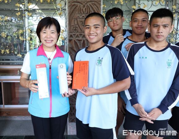 ▲▼身為學姊的吉安鄉鄉長游淑貞親自到海星高中貼紅榜並致贈小禮物鼓勵。（圖／吉安鄉公所提供，下同）