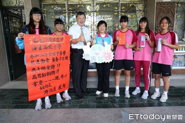 ▲▼身為學姊的吉安鄉鄉長游淑貞親自到海星高中貼紅榜並致贈小禮物鼓勵。（圖／吉安鄉公所提供，下同）