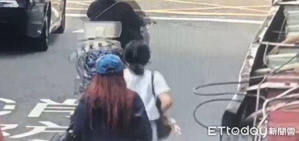 ▲任職服務業的蘇女以手提袋遮掩連偷兩店家服飾和手提包，當天就被警方傳喚 。（圖／記者張君豪翻攝）