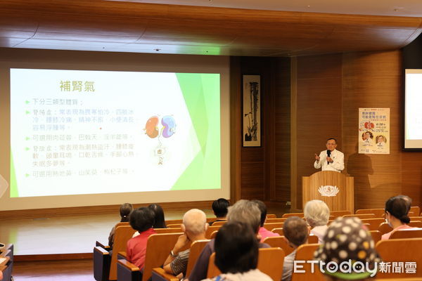 ▲▼腎臟科醫師王智賢(左)、中醫腫瘤中心主任賴東淵(右)主講分享，如何辨別自己是超重還是水腫以及中醫養腎秘訣。（圖／慈濟醫學中心提供，下同）