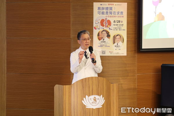 ▲▼腎臟科醫師王智賢(左)、中醫腫瘤中心主任賴東淵(右)主講分享，如何辨別自己是超重還是水腫以及中醫養腎秘訣。（圖／慈濟醫學中心提供，下同）
