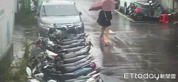 ▲信義區基隆路出現一名攀爬闖入公寓二樓的黑衣歹徒。（圖／記者張君豪翻攝）