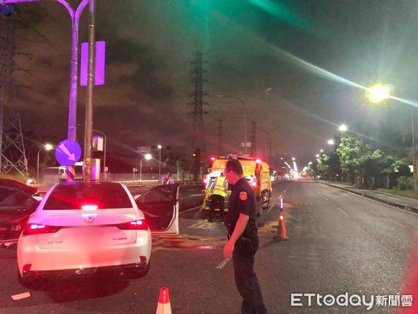 ▲▼陳姓男子昨晚開車搭載吳姓妻子返家，行經小港區沿海三路自撞分隔島，夫妻受傷、車頭凹陷，一顆輪胎脫落撞及路過轎車保險桿。（圖／記者吳世龍翻攝）