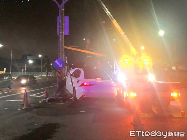▲▼陳姓男子昨晚開車搭載吳姓妻子返家，行經小港區沿海三路自撞分隔島，夫妻受傷、車頭凹陷，一顆輪胎脫落撞及路過轎車保險桿。（圖／記者吳世龍翻攝）