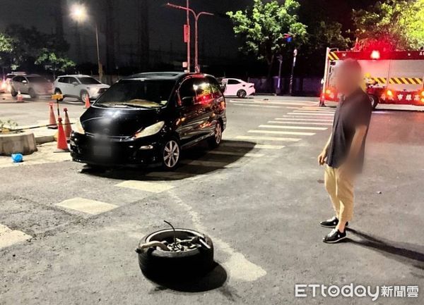 ▲▼陳姓男子昨晚開車搭載吳姓妻子返家，行經小港區沿海三路自撞分隔島，夫妻受傷、車頭凹陷，一顆輪胎脫落撞及路過轎車保險桿。（圖／記者吳世龍翻攝）