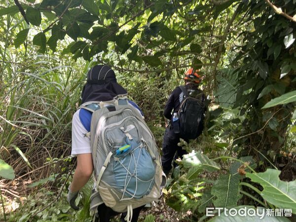 ▲▼             男子走步道被蜜蜂攻擊，警消協助送醫。（圖／記者郭世賢翻攝，下同）