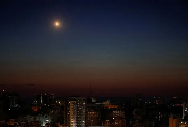 ▲▼  俄羅斯對烏克蘭發動無人機攻勢，烏軍朝無人機開火。（圖／路透）