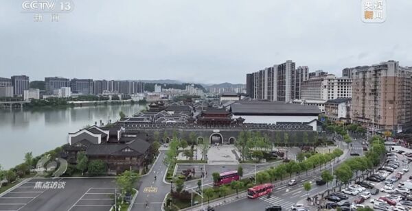 ▲▼張家界百億打造大庸古城！每年虧10億「只有停車場賺錢」。（圖／翻攝央視）