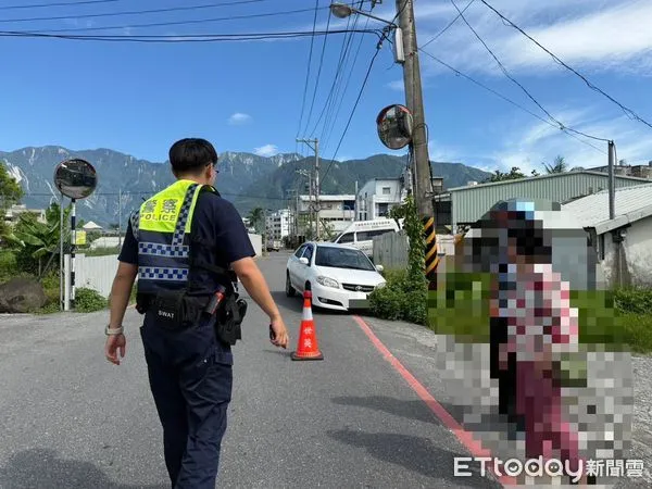 ▲婦人駕車進入窄巷不慎右前輪陷入水溝動彈不得。（圖／吉安警分局提供，下同）