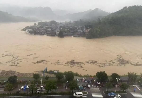 ▲▼陸女遭洪水沖入停車場　瘋狂游泳「吊掛消防管」撿回一命。（圖／翻攝微博）