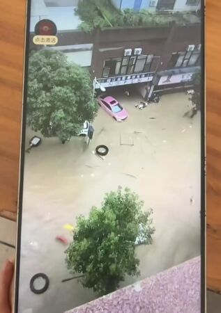 ▲▼陸女遭洪水沖入停車場　瘋狂游泳「吊掛消防管」撿回一命。（圖／翻攝微博）