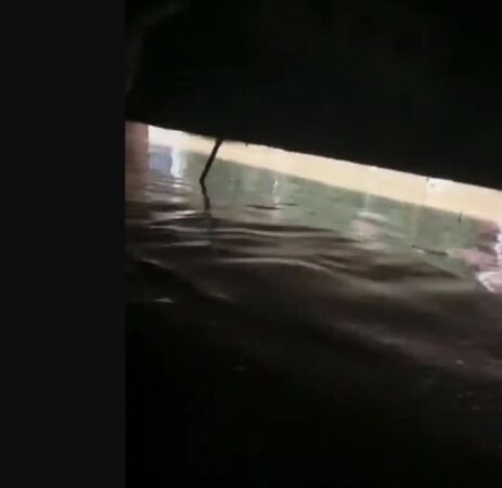 ▲▼陸女遭洪水沖入停車場　瘋狂游泳「吊掛消防管」撿回一命。（圖／翻攝微博）