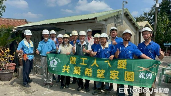 ▲做工行善團志工頂著烈陽趕赴台南四地修繕案家，持續為弱勢家庭築起溫暖的家。（記者林東良翻攝，下同）