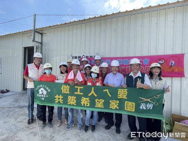 ▲做工行善團志工頂著烈陽趕赴台南四地修繕案家，持續為弱勢家庭築起溫暖的家。（記者林東良翻攝，下同）