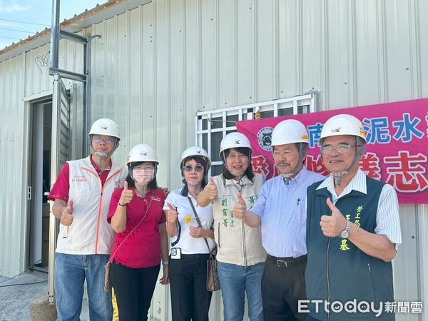 ▲做工行善團志工頂著烈陽趕赴台南四地修繕案家，持續為弱勢家庭築起溫暖的家。（記者林東良翻攝，下同）