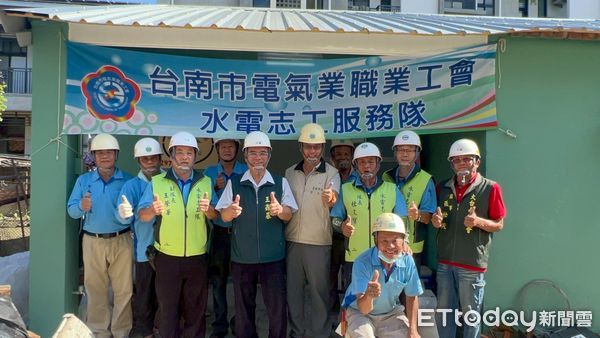 ▲做工行善團志工頂著烈陽趕赴台南四地修繕案家，持續為弱勢家庭築起溫暖的家。（記者林東良翻攝，下同）