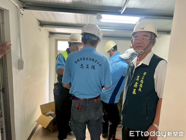 ▲做工行善團志工頂著烈陽趕赴台南四地修繕案家，持續為弱勢家庭築起溫暖的家。（記者林東良翻攝，下同）