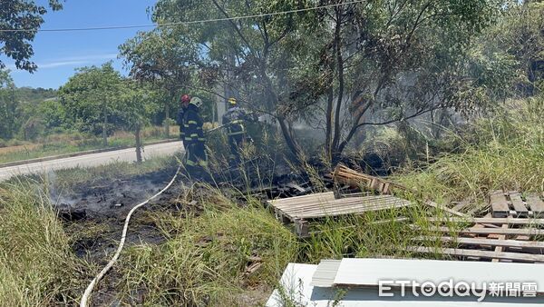 ▲▼             金門一處餐廳附近發生火警，勇消16分鐘內撲滅火勢。（圖／記者林名揚翻攝，下同）
