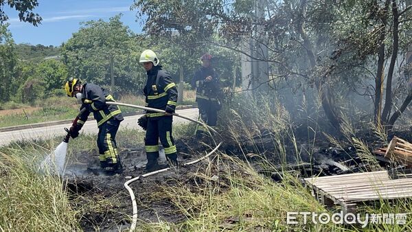 ▲▼             金門一處餐廳附近發生火警，勇消16分鐘內撲滅火勢。（圖／記者林名揚翻攝，下同）