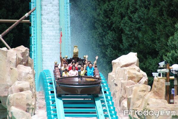 ▲九族文化村於暑假推出人人有獎、周周抽千萬好禮，清涼嘉年華與水戰場全新登場。（圖／九族文化村提供）