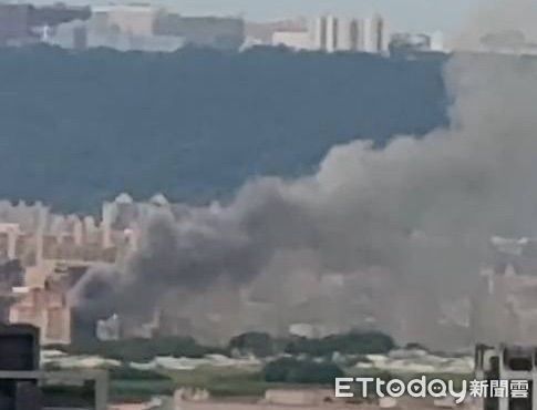 ▲▼蘆洲民族路工廠火警，遠處可見黑煙沖天             。（圖／記者陳以昇翻攝）