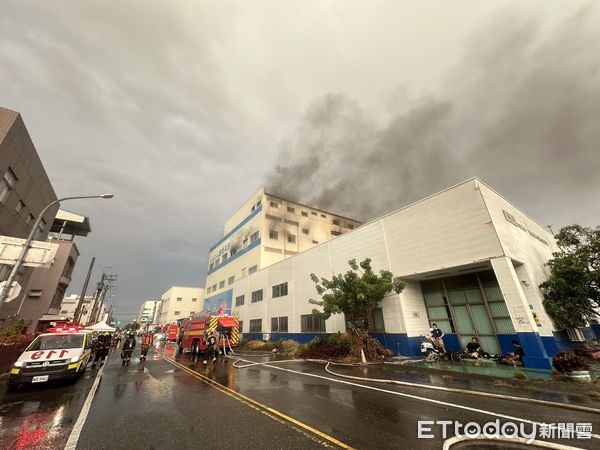 ▲台南安南區科技廠房29日下午發生火警，3、4樓竄出大量濃煙，消防急派人車搶救。（民眾提供）