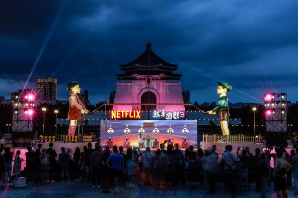 ▲▼中正紀念堂驚現「7m巨型英熙、哲秀」　《魷魚3》跳繩關卡真實搬來台灣。（圖／Netflix提供）