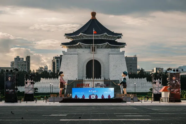 ▲▼中正紀念堂驚現「7m巨型英熙、哲秀」　《魷魚3》跳繩關卡真實搬來台灣。（圖／Netflix提供）