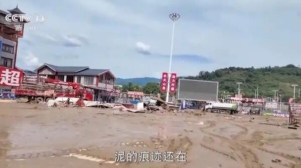 ▲貴州榕江縣近日遭逢30年一遇特大洪災，村超足球場變成汪洋泥海。（圖／翻攝央視）