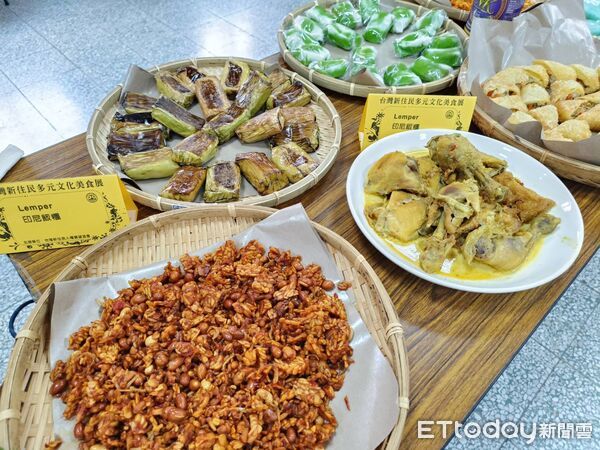 ▲新住民姐妹穿上傳統服飾端出各國特色料理，展現多元文化交融的風採。（記者林東良翻攝，下同）