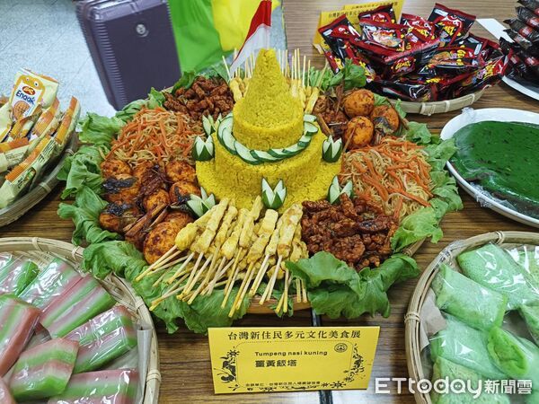 ▲新住民姐妹穿上傳統服飾端出各國特色料理，展現多元文化交融的風採。（記者林東良翻攝，下同）