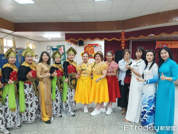 ▲新住民姐妹穿上傳統服飾端出各國特色料理，展現多元文化交融的風採。（記者林東良翻攝，下同）