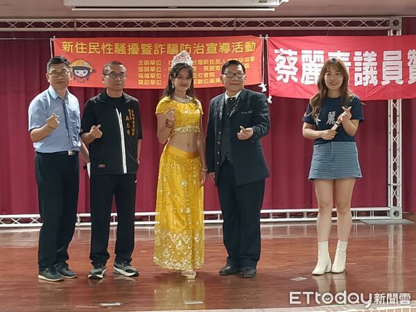 ▲新住民姐妹穿上傳統服飾端出各國特色料理，展現多元文化交融的風採。（記者林東良翻攝，下同）