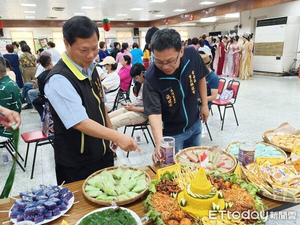 ▲新住民姐妹穿上傳統服飾端出各國特色料理，展現多元文化交融的風採。（記者林東良翻攝，下同）