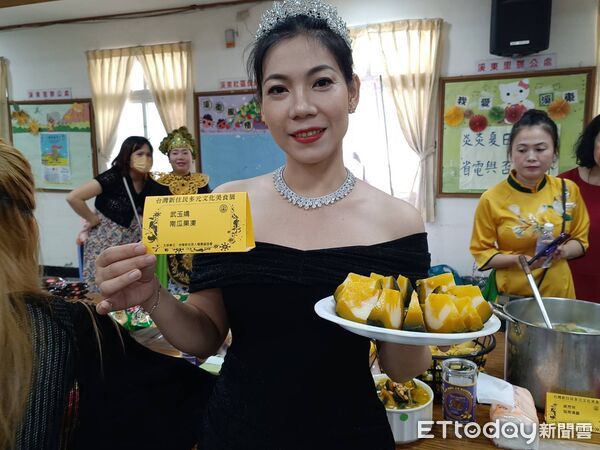 ▲新住民姐妹穿上傳統服飾端出各國特色料理，展現多元文化交融的風採。（記者林東良翻攝，下同）