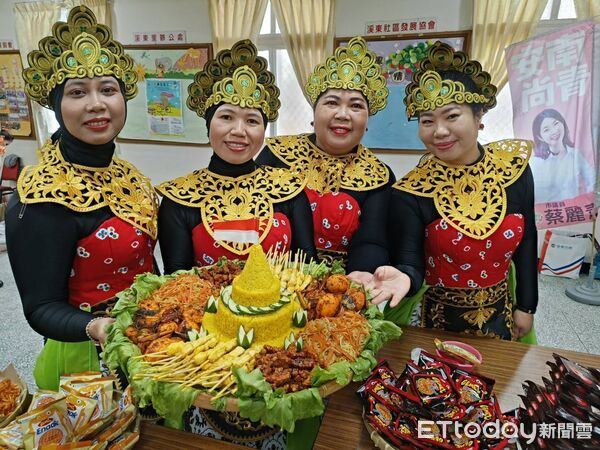 ▲新住民姐妹穿上傳統服飾端出各國特色料理，展現多元文化交融的風採。（記者林東良翻攝，下同）