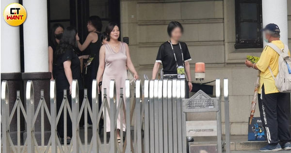 娛樂報報／劉品言頂5個月孕肚燦笑現身　老公連晨翔專車接送愛妻