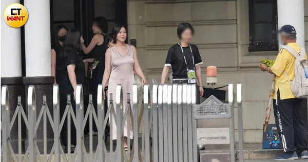 娛樂報報／劉品言頂5個月孕肚燦笑現身　老公連晨翔專車接送愛妻