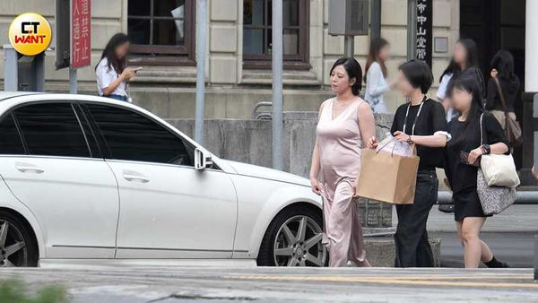 娛樂報報／劉品言頂5個月孕肚燦笑現身　老公連晨翔專車接送愛妻