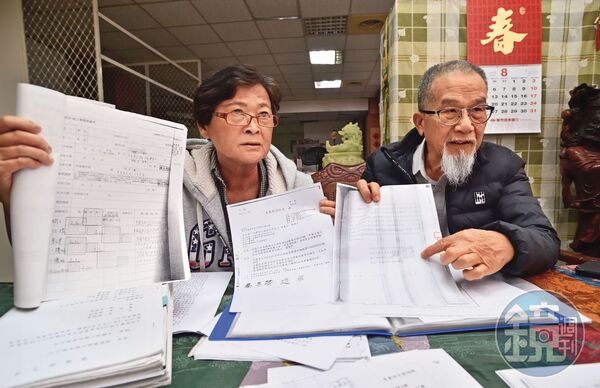 營造商林先生（右）和妻子（左）痛批台東縣府包庇、圖利日暉集團。