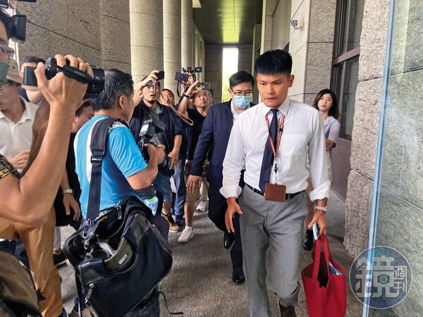 繼鄭文燦案證據遭偽造後，陳嘉義又被爆出開庭未告知當事人權利爭議。