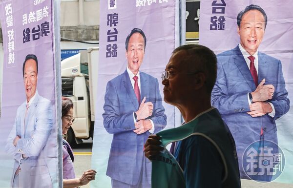 郭台銘一度打算參選總統，全台各地卻傳出多起有人替他花錢買連署書的醜聞。資料照片，圖非當事人。