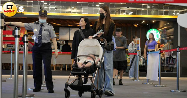 產後半年的歐陽妮妮恢復良好，推著嬰兒推車現身機場大廳。（圖／本刊攝影組）