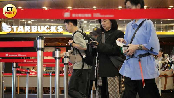 張書豪走在傅娟旁邊，他揹著後背包，腰上繫著嬰兒背帶，一身好爸爸標配。（圖／本刊攝影組）