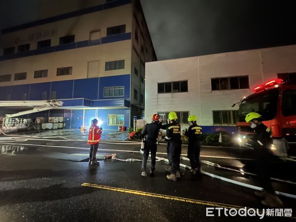 ▲▼台南一家化學工廠傳出火警，內部存放硝酸、氰化物、王水等。（圖／記者林東良翻攝）