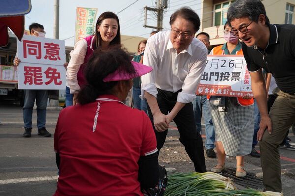 ▲▼民進黨秘書長林右昌昨（29日）赴雲林口湖，參與罷免立委丁學忠（拔丁行動）活動。（圖／民進黨提供）