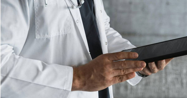 一名月入30萬的醫師，想找少他20歲的女性，也要願意生小孩。（示意圖／Pexels）